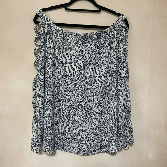 Entro LIKE NEW off the shoulder sleeve cut out animal leopard print blouse M - Picture 2 of 6